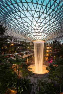 Singapur Havaalanı Kapalı Şelale Rahatla, Nisan 2023