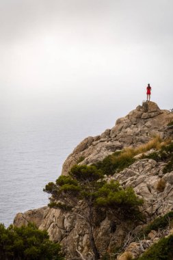 İspanya 'da bir kayanın tepesindeki kişi