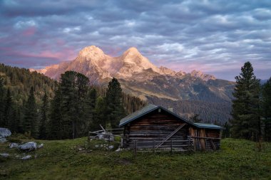Kulübeyle Dağ Gölleri 'nde Gün Batımı