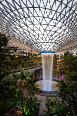 Singapur Havaalanı Kapalı Şelale Rahatla, Nisan 2023