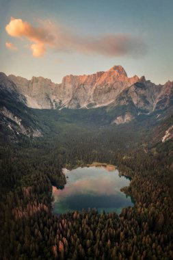 Dolomitler 'de Lago di Fusine, İtalya