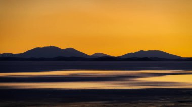 Bolivya 'da Uyuni Salt Gölü üzerinde Turuncu Gün Batımı