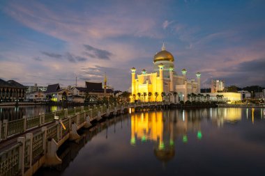 Günbatımında Darussalam Brunei Camii