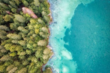 Dolomitler, İtalya 'daki Dağ Gölü Tepesi Manzarası