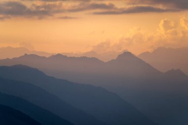 Avusturya Alplerinde Gün Batımında Dağ Silueti