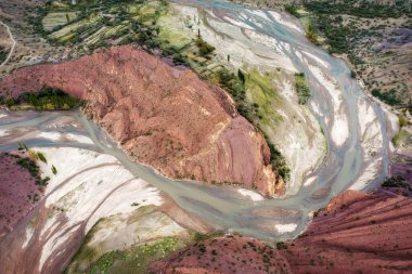 Altiplano Bolivya 'da nehir ve yol