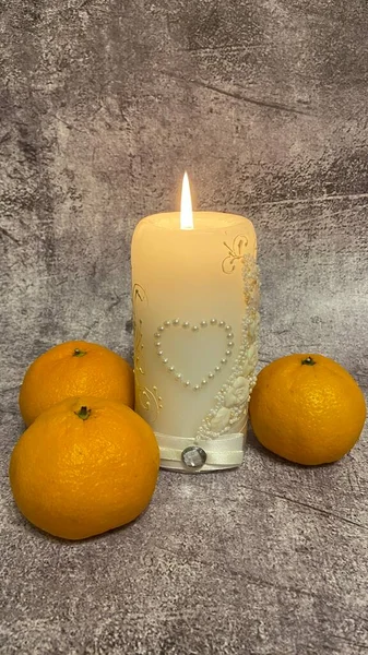 Candle Flame Tangerines Leaves Grey Background — Stock Photo, Image