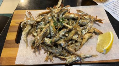 Limon dilimli balık ve baharat. Yakın çekim, boşluğu kopyala.