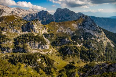 Yüksek dağlarda dağ yolu