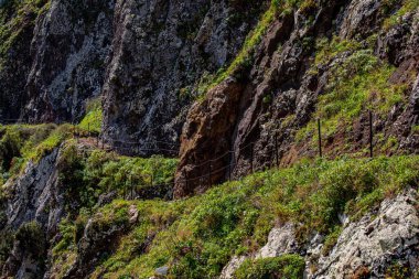 Yüksek dağlarda dağ yolu