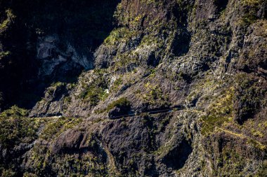 Yüksek dağlarda dağ yolu