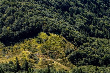 Yüksek dağlarda dağ yolu