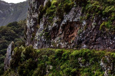 Yüksek dağlarda dağ yolu