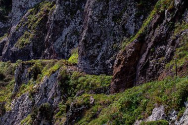 Yüksek dağlarda dağ yolu