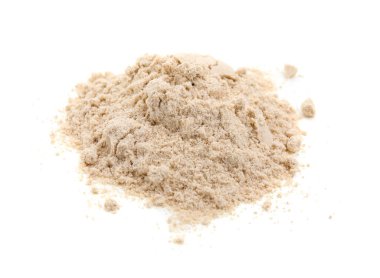 Beyaz üzerine izole edilmiş karabuğday unu yığını