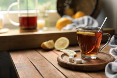 Lezzetli çay, şeker ve limon ile ahşap masada cam bardak, metin için yer