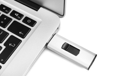 Üst görünümde, beyaz arkaplanda dizüstü bilgisayara eklenmiş modern usb flash diski