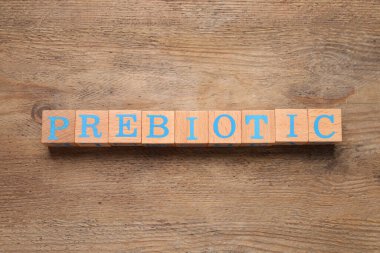 Tahta küplerde kelime prebiyotiği masada, düz yatıyordu.