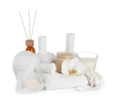 Beyaz üzerine izole edilmiş farklı vücut bakım ürünleriyle güzel bir spa kompozisyonu