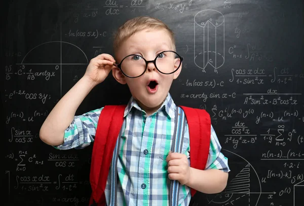 Lucu Anak Kecil Mengenakan Kacamata Dekat Papan Tulis Dengan Formula — Stok Foto