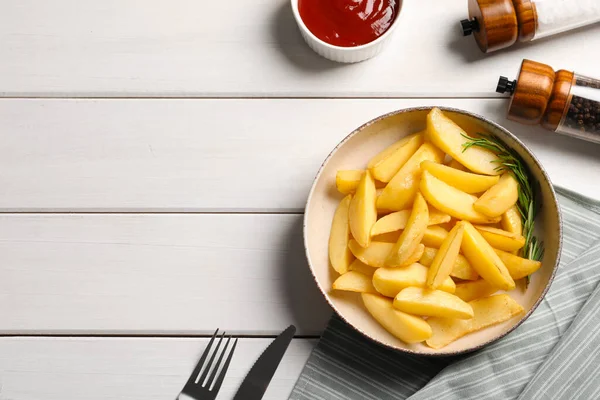 Teller Mit Leckeren Gebackenen Kartoffelkeilen Rosmarin Und Soße Auf Weißem — Stockfoto