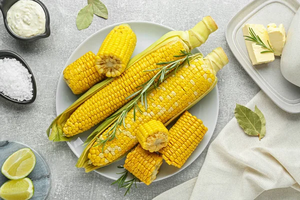 Flat Lay Composition Tasty Boiled Corn Light Grey Table — Stock Photo, Image