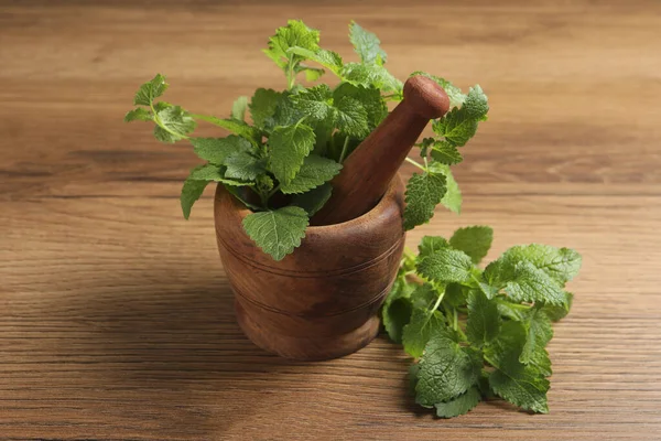 Kabuklu havan topu ve ahşap masada taze limon merhemi.