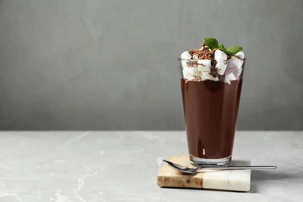 一杯美味的热巧克力与棉花糖和新鲜薄荷在浅灰大理石桌子上 案文的篇幅 — 图库照片