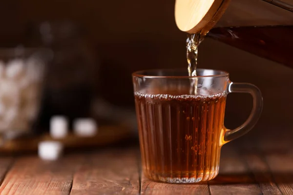Налить Вкусный Чай Стеклянную Чашку Деревянный Стол Крупным Планом Пространство — стоковое фото