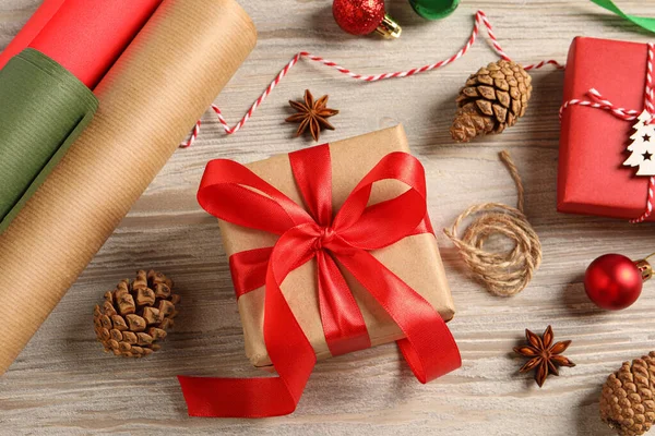 Composição Leigos Planos Com Belas Caixas Presente Decorações Natal Mesa — Fotografia de Stock