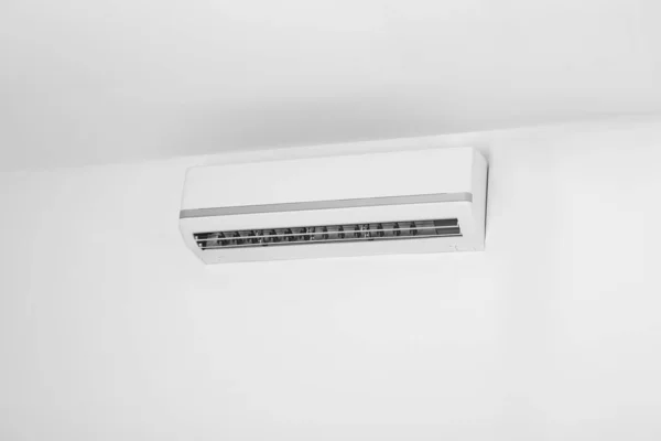 Moderne Klimaanlage Weißer Wand Innenraum Raum Für Text — Stockfoto