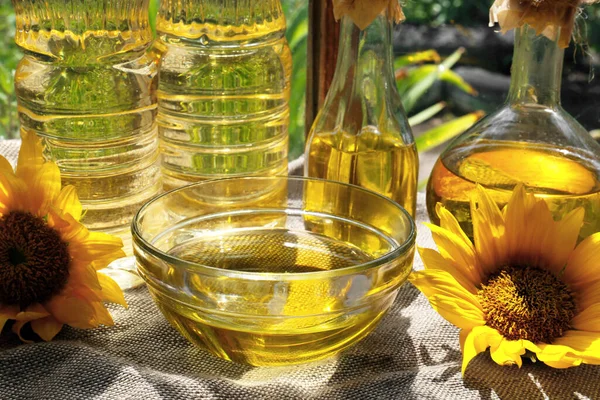 Bio Sonnenblumenöl Und Blumen Auf Stoff Nahaufnahme — Stockfoto