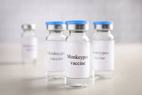 Вакцина Monkeypox Скляних Флаконах Білому Дерев Яному Столі — стокове фото