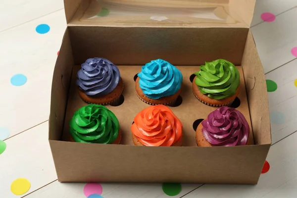Caixa Com Diferentes Cupcakes Confetes Mesa Madeira Branca — Fotografia de Stock