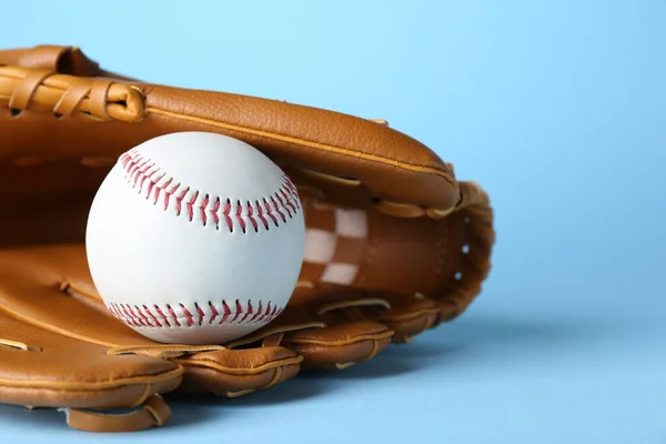 捕手的手套和棒球球在浅蓝色的背景上 特写与文字的空间 体育游戏 — 图库照片