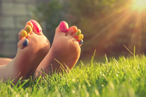Teenage Girl Painted Toes Green Grass Outdoors Closeup Space Text — Stock Photo, Image