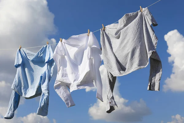 Temiz Giysiler Gökyüzüne Karşı Çamaşır Ipine Asılı Çamaşır Kurutuyorum — Stok fotoğraf