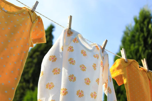 Tute Pulite Bambini Appese Alla Linea Lavaggio Giardino Asciugatura Vestiti — Foto Stock