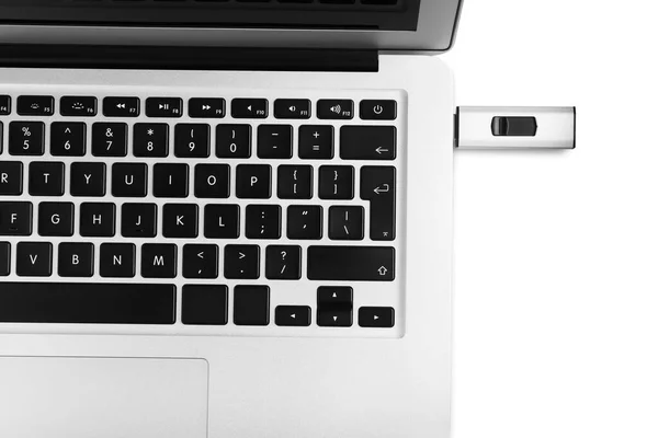 Üst Görünümde Beyaz Arkaplanda Dizüstü Bilgisayara Eklenmiş Modern Usb Flash — Stok fotoğraf