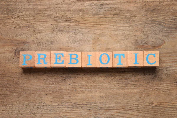 Tahta küplerde kelime prebiyotiği masada, düz yatıyordu.