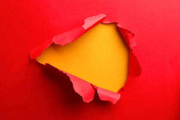 Loch Rotem Papier Auf Gelbem Hintergrund — Stockfoto