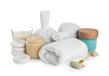 Beyaz üzerine izole edilmiş farklı vücut bakım ürünleriyle güzel bir spa kompozisyonu