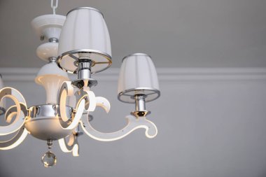 Tavanda şık bir avize, odada metin için boşluk