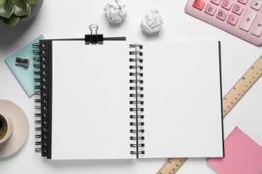 Düz kompozisyon ve beyaz masa üzerinde şık bir defter.
