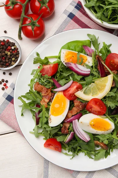 Köstlicher Salat Mit Gekochten Eiern Gemüse Und Speck Auf Weißem — Stockfoto