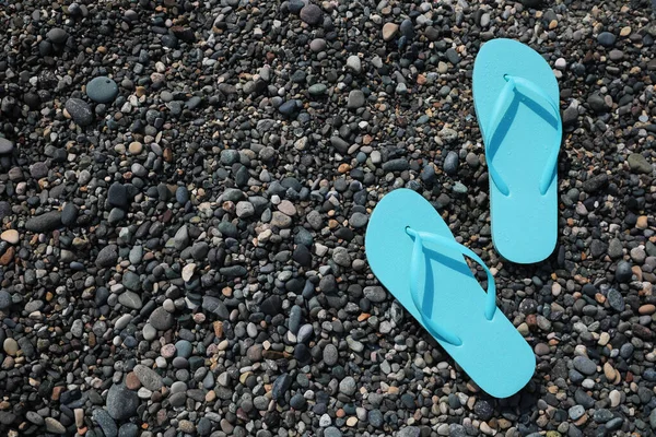 Stylish Turquoise Flip Lops Pebble Beach Flat Lay Space Text — Stock Photo, Image