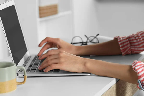 Jovem Mulher Trabalhando Com Laptop Local Trabalho Dentro Casa Close — Fotografia de Stock