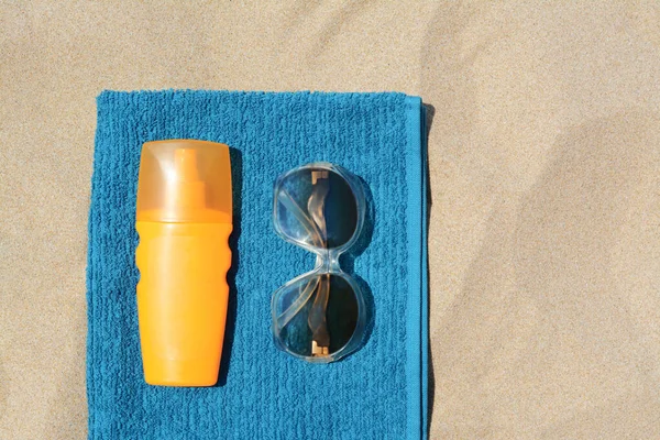Yumuşak Mavi Plaj Havlusu Güneş Kremi Şişesi Kumların Üzerinde Güneş — Stok fotoğraf