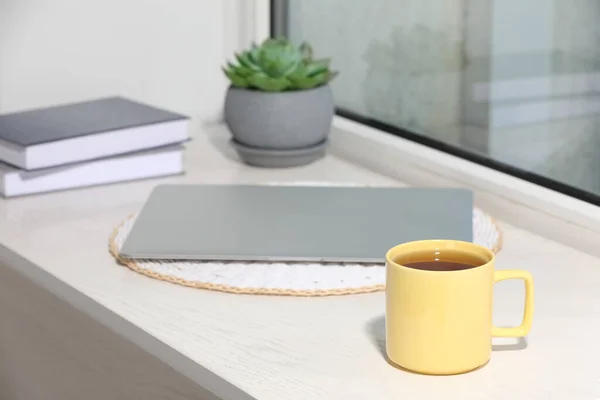 Bir Fincan Çay Dizüstü Bilgisayar Kitaplar Ahşap Pencere Pervazında Sulu — Stok fotoğraf