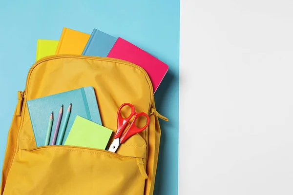 色の背景に異なる学校の文房具とバックパック トップビュー テキストのスペース — ストック写真
